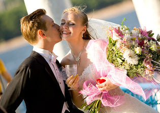  Oval Diamonds, Yellow Gold Surge in The Knot's 2023 'Real Weddings Study'