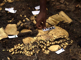  Panamanian Archeologists Recover Golden Treasures From 1,200-Year-Old Tomb