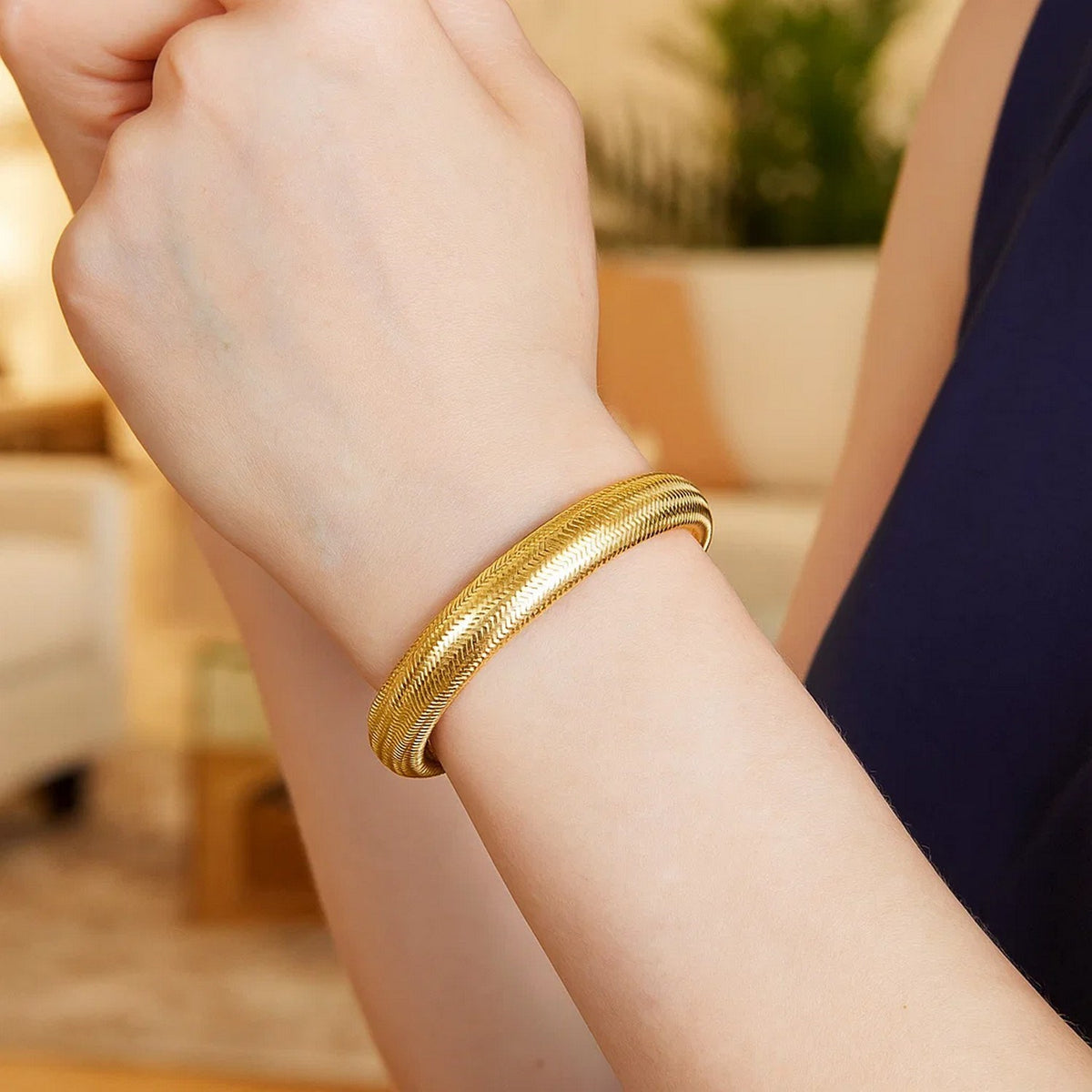 14K Yellow Gold Large Stretch Mesh Bracelet (8.80 mm), view 5