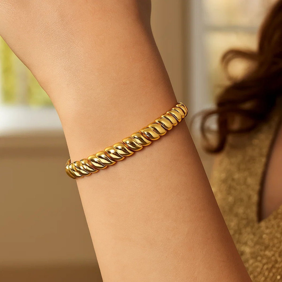 14K Yellow Gold Scalloped Bangle (8.00 mm), view 4